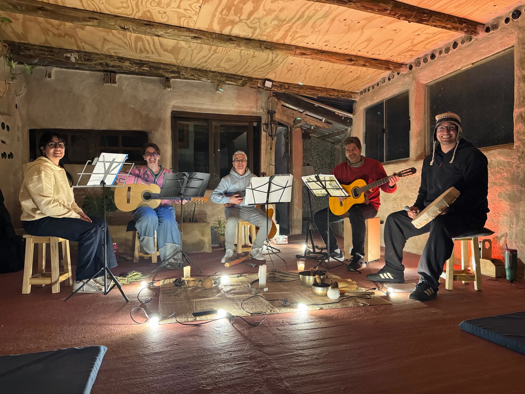 Cathe Fagundez y los músicos de Movimiento Mainumby, sonriendo con sus instrumentos